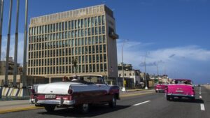 Turistas pasean en el Malecón junto a la Embajada de EE.UU. en La Habana, 3 de octubre de 2017. Desmond Boylan / AP