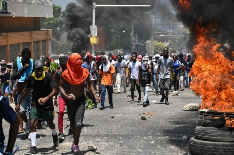 Ciudadanos de Haití marchan y queman neumáticos en protesta por la inseguridad en su país. Foto Afp /Archivo