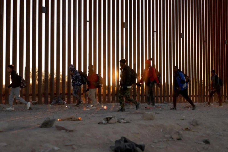 Miles de migrantes llegan año con año a los puertos de entrada a pedir asilo u otro beneficio migratorio. Foto La Hora / EFE.