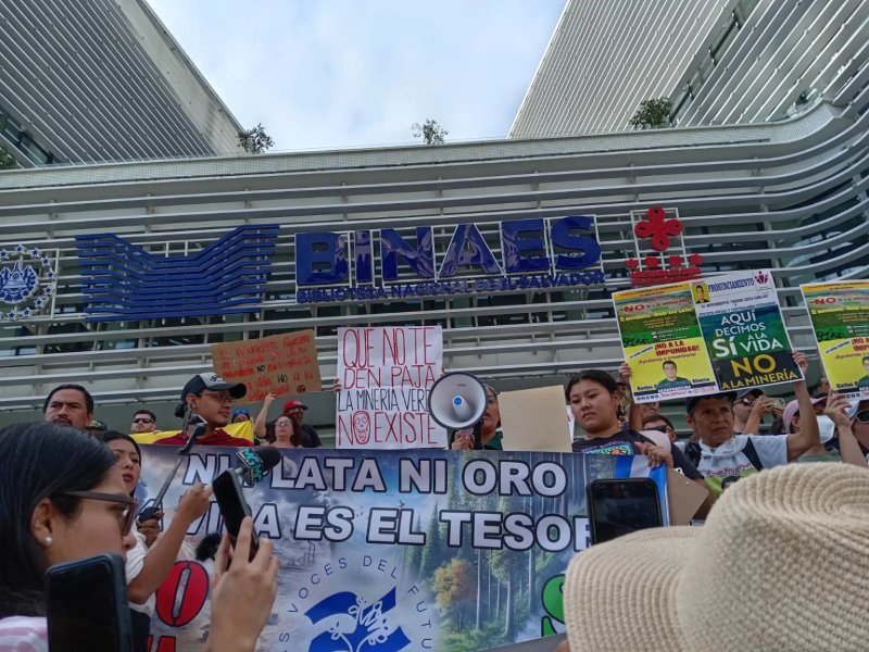 Este domingo las denuncias fueron contra la nueva Ley de minería, que el gobierno aprobó a finales de 2024, ofreciendo con ello un desarrollo económico a través de la minería. El rechazo ha sido contundente, jóvenes, estudiantes, trabajadores,, campesinos, poblaciones originarias, trabajadores, organizaciones ambientalistas, políticos de oposición entre otros llegaron con pancartas, y la frase que sonó en la plaza: ¡No a la minería, sí a la vida! La iglesia católica se ha sumado a este rechazo, iniciando este mismo domingo una campaña a escala nacional para reunir más de 1 millón de firmas contra la minería. Varias iglesias que forman parte de Arquidiócesis de San Salvador habilitaron los listados para los feligreses y ciudadanos que deseen expresar su rechazo. Esta ha sido la mayor expresión de rechazo de los salvadoreños a una decisión del actual mandatario, que ha gozado de grandes apoyos populares a partir del control delincuencia, pero el tema de la minería ha llevado a críticas incluso de sus mismos seguidores. Bukele insiste en que la minería será la opción real de crecimiento económico de la nación centroamericana.