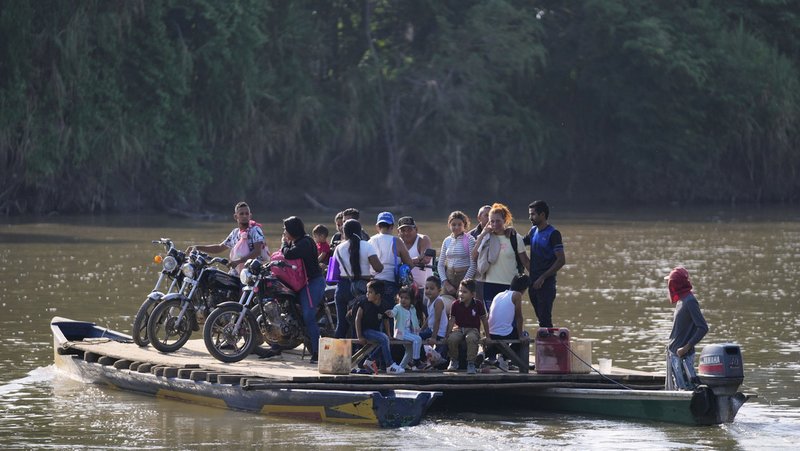 Residentes de Tibú, Colombia, cruzando el río que los separa de Venezuela, el 21 de enero de 2025. Fernando Vergara / AP