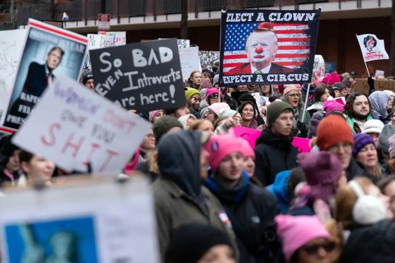 Sobre estas líneas, activistas exponen en Washington su repudio al nuevo presidente de Estados Unidos. Foto Ap