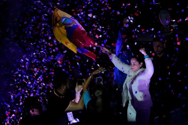 La candidata Luisa González, del movimiento Revolución Ciudadana, encabezó una concentración popular en el sur de la capital del país, Quito. Foto Ap.