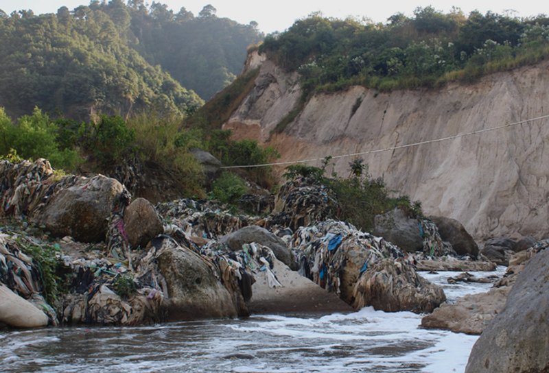 El Río Chinautla tiene las orillas cubiertas de plástico, textiles y nylon. Foto: Axel Björklund