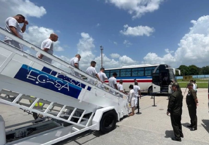 La Cancillería indicó que se produjo “la devolución a Cuba de 104 migrantes irregulares --84 hombres, 19 mujeres y un menor--, en vuelo procedente de Estados Unidos por el aeropuerto internacional José Martí”. Foto tomada de X