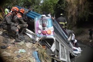 Varios funcionarios y entidades públicas se pronunciaron tras el hecho ocurrido este lunes 10 de febrero, en el que 51 personas fallecieron en un accidente de bus. Foto La Hora: José Orozco