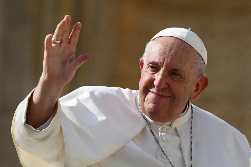 El papa Francisco saluda al final de su audiencia semanal en la Plaza de San Pedro, en el Vaticano, el 26 de octubre de 2022. Foto Afp