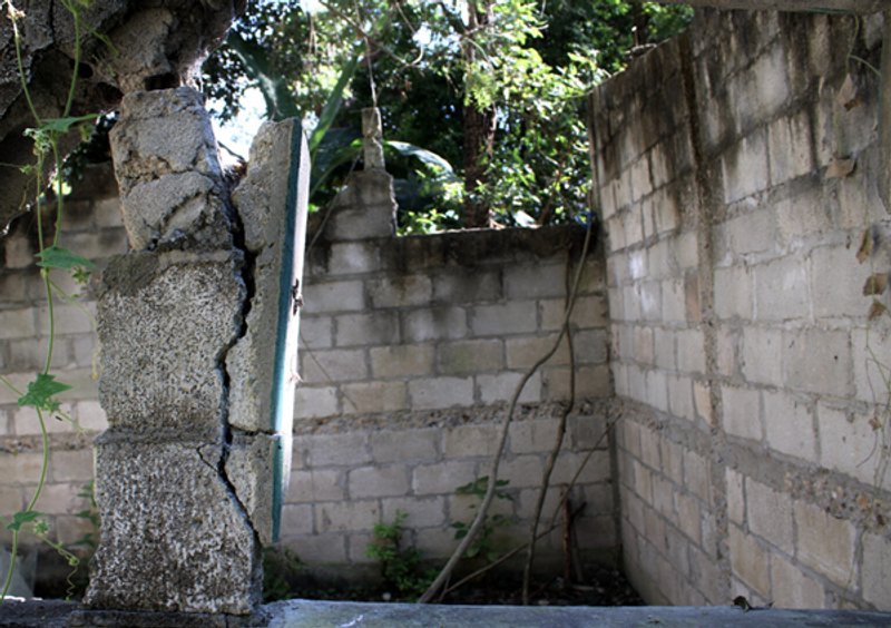 Casa abandonada luego de un derrumbe. Es habitual que las casas se hundan debido a la actividad de las mineras de arena. Foto: Axel Björklund