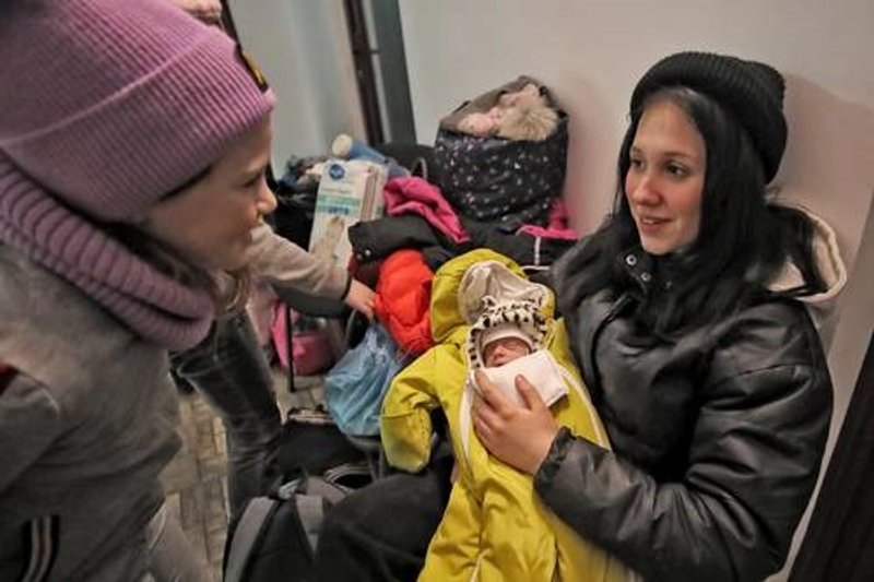 Mujeres y niños que huyen de Ucrania son recibidos en un albergue en Niculitel, Rumania. Foto Marco Peláez / archivo