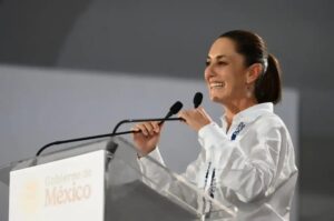 “Frente a Estados Unidos frente al exterior, lo mejor es la fuerza que tenemos, que son nuestros paisanos y nuestras paisanas, que son héroes y heroínas de la patria”, afirmó la mandataria en su gira por Veracruz. Foto Presidencia.