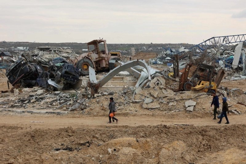 Palestinos cruzan el corredor de Netzarim en su camino hacia el norte de la Franja de Gaza el 9 de febrero de 2025. Foto Afp