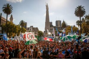 Organizaciones sociales, sindicales y de derechos humanos declararon hoy el estado de alerta y movilización, tras participar en la 44 Marcha de la Resistencia, convocada para denunciar las políticas del Gobierno argentino.