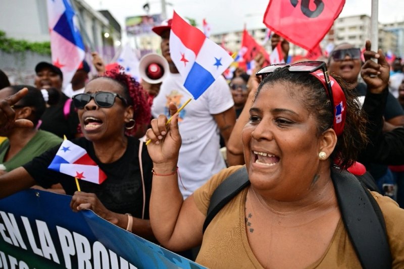 Los manifestantes gritan consignas y ondean banderas panameñas mientras participan en una marcha contra la reforma de pensiones en la Ciudad de Panamá el 20 de febrero de 2025. Foto Afp