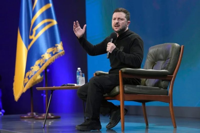 El presidente de Ucrania Volodymyr Zelenskyy durante una conferencia de prensa, el domingo 23 de febrero de 2025, en Kiev, Ucrania. Foto La Hora / AP - Evgeniy Maloletka