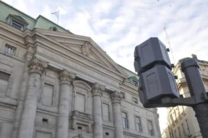 El juez señaló que en su decreto "el Poder Ejecutivo Nacional podría haber excedido los límites establecidos por el Congreso de Nación al realizar la delegación de facultades". En la imagen, sede central del banco en Buenos Aires. Foto tomada del diario Página/12.