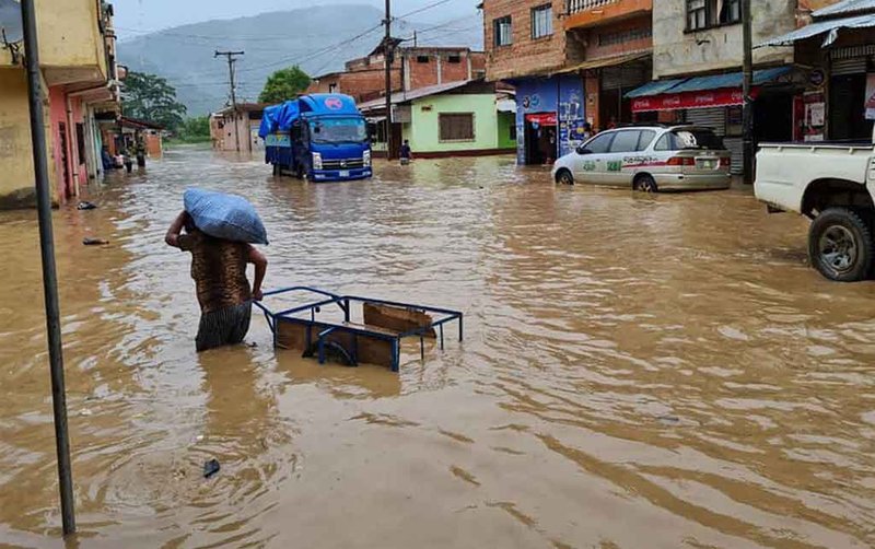 La Paz, 6 feb (Prensa Latina) Bolivia registra hoy un saldo de 23 muertes, 109 mil familias afectadas en ocho departamentos y 332 viviendas destruidas por las intensas lluvias, según el viceministro de Defensa Civil, Juan Carlos Calvimontes.