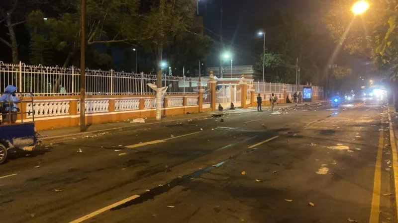 Luego de permanecer por más de nueve horas manifestando, los recolectores y recicladores de desechos cedieron al movilizar los más de 200 camiones de basura que estaban obstruyendo el paso.