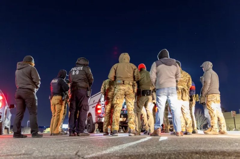 La administración Trump estaría desarrollando planes para construir centros de detención de inmigrantes en bases militares estadounidenses. Foto La Hora: EFE