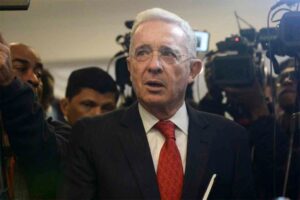 El juicio contra el expresidente de Colombia Álvaro Uribe (2002-2010) tuvo hoy una primera audiencia donde el exmandatario se declaró inocente de los cargos que se le imputan de soborno a testigos y fraude procesal.