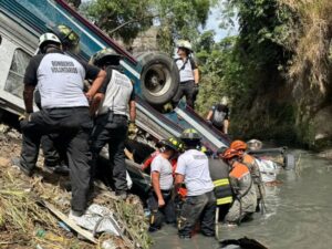 Heroica labor de Bomberos Municipales y Voluntarios que trabajaron en el rescate de las víctimas que quedaron atrapadas en el interior de la unidad de transporte colectivo bajo el puente Belice. Foto: José Orozco.