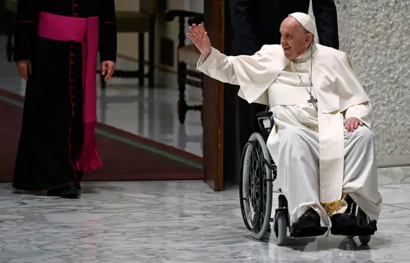 De momento el Papa Francisco «no está fuera de peligro» porque tiene una infección polimicrobiológica a la que se sumó una neumonía bilateral. Foto La Hora: EFE