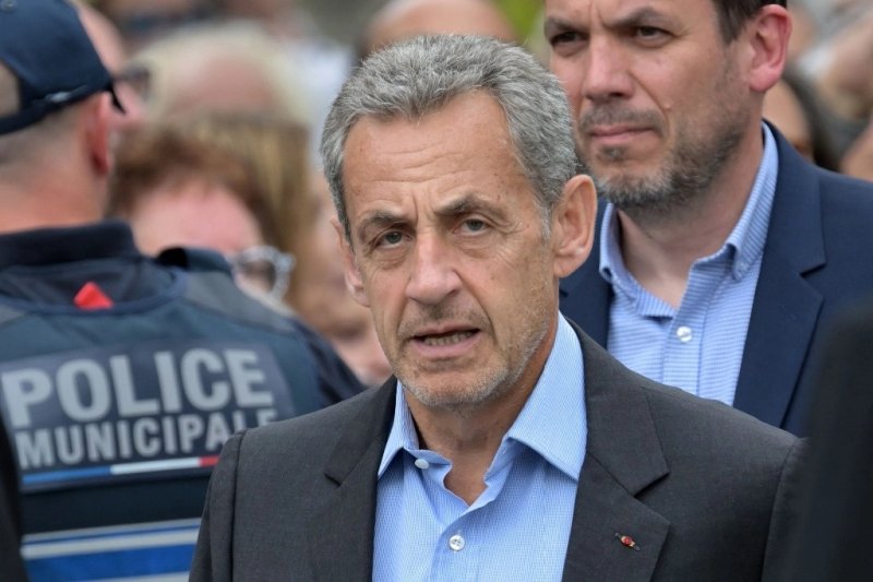 El expresidente francés Nicolas Sarkozy llega para asistir a la ceremonia fúnebre de la fallecida cantante francesa Francoise Hardy en el cementerio Pere Lachaise, en París, el 20 de junio de 2024. Foto Afp