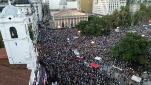 La gente se reúne en Buenos Aires, Argentina, el sábado 1 de febrero de 2025, para protestar contra el discurso del presidente Javier Milei en el Foro Económico Mundial en Davos, durante el cual criticó el "progresismo enfermizo", el bienestar social, el feminismo, las políticas de identidad y la lucha contra el cambio climático. Foto Ap