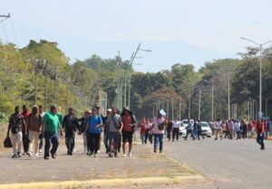 Migrantes caminan después de regresar de la Comisión Mexicana de Ayuda a Personas Refugiadas (Comar), en Tapachula. Foto La Hora: EFE