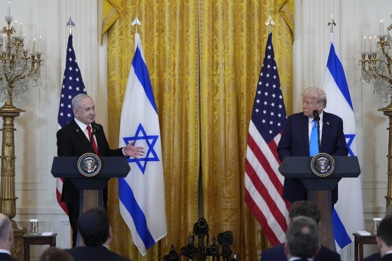 El primer ministro israelí, Benjamin Netanyahu, habla durante una conferencia de prensa con el presidente Donald Trump en la Sala Este de la Casa Blanca, el martes 4 de febrero de 2025, en Washington. Foto Ap