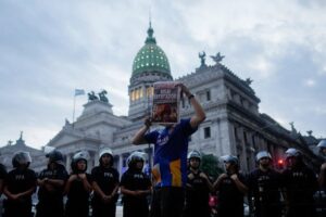 Al menos 10 heridos y varios detenidos durante incidentes en una protesta de jubilados en la sede del Congreso de Argentina. Foto Ap