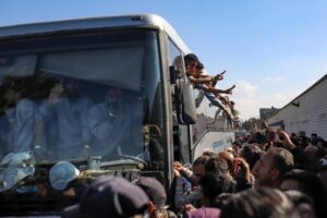 Los prisioneros palestinos liberados son recibidos por una multitud cuando llegan a la Franja de Gaza después de ser liberados de una prisión israelí tras un acuerdo de alto el fuego entre Hamas e Israel en Khan Younis, el 1 de febrero de 2025. Foto Ap