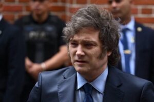 Javier Milei, presidente de Argentina, enfrentará cientos de denuncias por la estafa de la criptomoneda $libra. Foto Afp