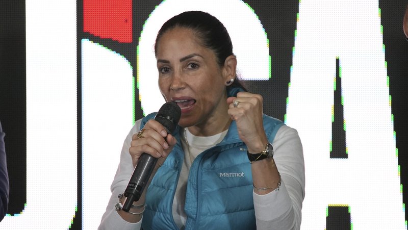 Luisa González habla tras el cierre de las urnas durante las elecciones presidenciales, Quito (Ecuador), el 9 de febrero de 2025. Carlos Noriega / AP