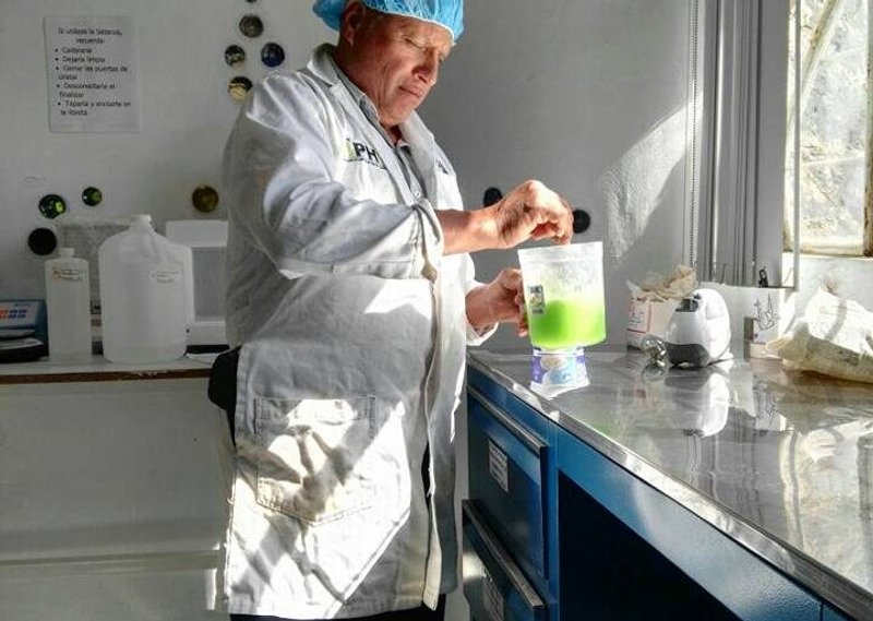 Álvaro Arvizu Aguiñaga, en el laboratorio de alimentos del Centli. Foto: Archivo UAM