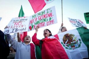 Miles de manifestantes salieron a las calles del centro de Los Ángeles este domingo para protestar contra las agresivas políticas de deportación del presidente estadunidense Donald Trump, informó Los Ángeles Time.