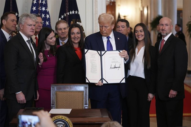 Trump firma la Ley Laken Riley para perseguir a la inmigración ilegal. Foto: Nueva Sociedad