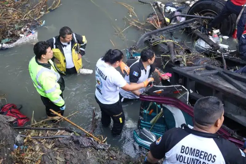 Más de cincuenta personas murieron en el accidente de bus registrado la semana pasada en la zona 6. Foto La Hora: Bomberos Voluntarios