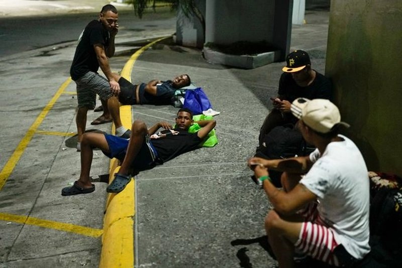 Montilla, de 28 años, y otro medio centenar de venezolanos están varados en la localidad costera de Miramar. Foto Ap