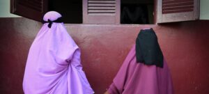 Sobrevivientes de violación frente a una asociación de derechos de la mujer en Mogadiscio, Somalia. Foto ONU/Fardowsa Hussein