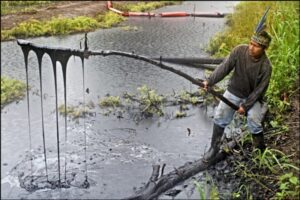 Fuentes: IPS [ Imagen: un derrame petrolero en la Amazonia peruana. Alex Kornhuber / Pucp]