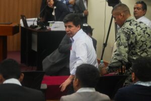 El expresidente peruano Pedro Castillo llega a su juicio por cargos de rebelión y otros contra el Estado en una base policial en las afueras de Lima, Perú, el martes 4 de marzo de 2025. Foto Ap