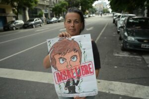 Una mujer sostiene un dibujo contra el presidente argentino Javier Milei durante una protesta de trabajadores de la salud contra la falta de presupuesto y la desfinanciación del gobierno de Milei en Buenos Aires el 27 de febrero de 2025. Foto Afp