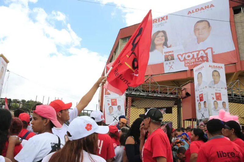 Los preparativos para las elecciones primarias de mañana domingo en Honduras culminan hoy con la distribución de todo el material a utilizarse en la votación en los 18 departamentos (regiones) del país centroamericano.