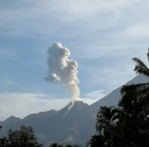 en horas de la madrugada el volcán Santiaguito mantuvo incandescencia en el cráter. Foto: CONRED.