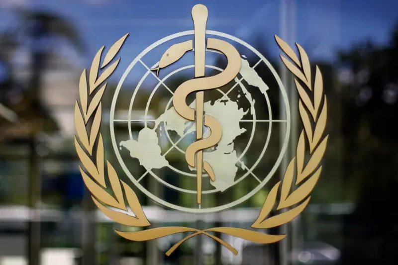 Logotipo de la Organización Mundial de la Salud en la sede de la OMS en Ginebra. Foto La Hora: AP