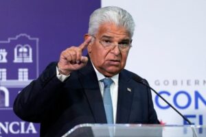 El presidente panameño, José Raúl Mulino, negó que haya un proceso para que EU recuperé el control del Canal de Panamá. Foto Afp