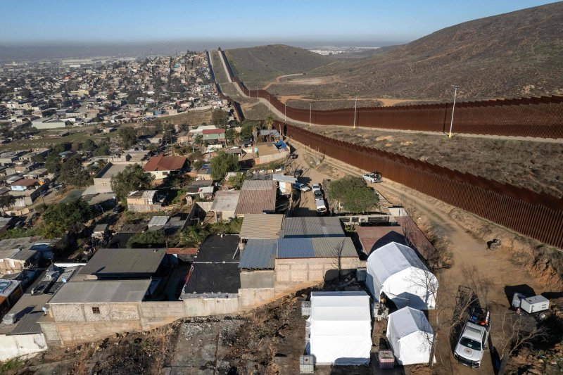Entre 2 mil 500 y 3 mil soldados adicionales fueron enviados a la frontera sur de EU. Foto Afp
