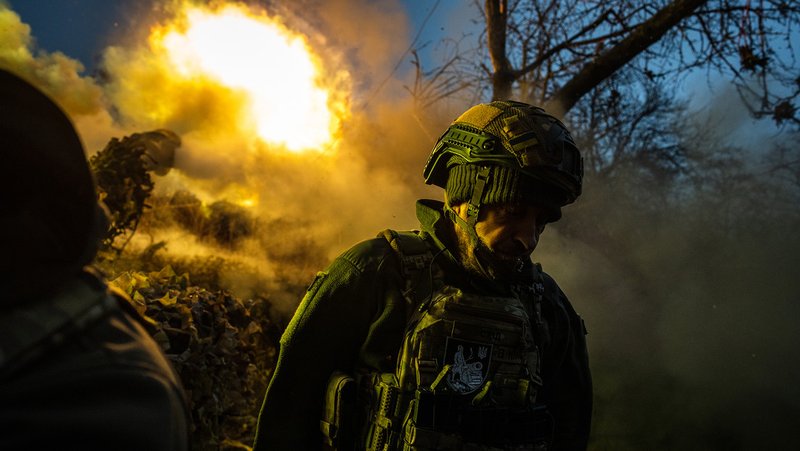 Militares ucranianos disparan un obús D-30 en dirección a Liptsy, provincia de Járkov, Ucrania, el 10 de enero de 2025. Wolfgang Schwan / Anadolu Agency / Gettyimages.ru