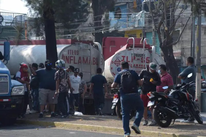 Manifestantes utilizan pipas de gas para realizar bloqueos en el anillo periférico y 33 avenida, zona 7. Foto La Hora / José Orozco