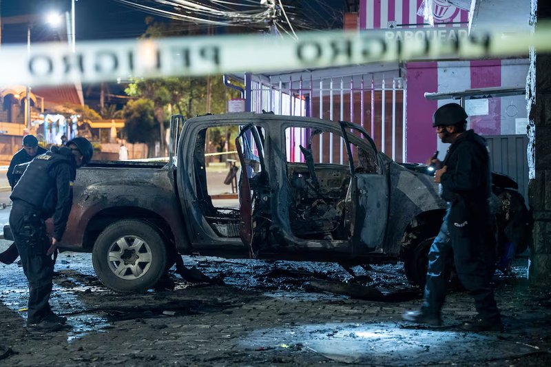 Policías inspeccionan un auto que explotó afuera de una oficina gubernamental en Quito (Ecuador), en agosto. Carlos Noriega (AP) Carlos Felipe Jaramillo 24 ENE 2024 - 01:30 ART Compartir en WhatsappCompartir en FacebookCompartir en TwitterCompartir en BlueskyCompartir en LinkedinCopiar enlace Toques de queda, tropas en las calles, hombres armados en un estudio de televisión: las imágenes provenientes de Ecuador hace dos semanas fueron un crudo recordatorio de la presencia rampante de la violencia y el crimen organizado en América Latina y el Caribe (ALC). No se ha debatido lo suficiente la relación de esta violencia con el desarrollo. América Latina y el Caribe es la región más violenta del mundo y la violencia viene en aumento. El número de homicidios por persona es cinco veces mayor que en América del Norte y diez veces más alto que en Asia. La región alberga el 9% de la población y en ella ocurre un tercio de los homicidios del mundo. La violencia desempeña un papel importante en la decisión de migrar. Médicos Sin Fronteras señala que, si bien los incentivos económicos son un factor de empuje, la violencia es un factor decisivo para la migración a Estados Unidos desde Centroamérica. La violencia también amplifica la desigualdad preexistente. Las víctimas están sobrerrepresentadas entre los más desfavorecidos: los pobres, los jóvenes, las minorías étnicas y los grupos LGBT+. La violencia social y doméstica es muy extendida y afecta especialmente a las mujeres. La violencia política, incluidas protestas violentas, brutalidad policial, ejecuciones extrajudiciales, y violencia contra defensores de derechos humanos, activistas ambientales, políticos y periodistas también es frecuente. Sin embargo, desde principios de la década de 2000, el crimen organizado es la principal fuente de violencia en la región. La situación es tan desalentadora como el crecimiento mediocre de la región, su baja productividad y sus niveles altísimos de desigualdad. Sin embargo, usualmente no nos detenemos en hacer las conexiones: hay evidencia de que las sociedades más desiguales suelen ser más violentas; y las sociedades desgarradas por la violencia no pueden alcanzar tasas de crecimiento más altas para generar empleos, poner fin a la pobreza y reducir la desigualdad. La violencia afecta el crecimiento económico por varios canales. Cuando amenaza los derechos de propiedad, afecta las decisiones de inversión. Un estudio muestra que, en Colombia, cuando el acuerdo de paz parecía inminente, aumentó la creación de empresas. Y se detuvo cuando el acuerdo fue rechazado en un plebiscito nacional. Frente al crimen y la violencia, los Gobiernos gastan más en seguridad y menos en desarrollo; la violencia destruye el capital humano afectando el mercado laboral y daña a las sociedades al reducir la productividad. En 2012, un informe del Banco Mundial estimó el costo de la violencia en 8% del PIB en seis países de la región, y que una reducción del 10% en la violencia conduciría a un aumento de un punto porcentual en el crecimiento económico anual en los dos países más violentos. La violencia debilita la capacidad del Estado, haciéndolo más vulnerable y menos capaz de tomar medidas para defenderse. En casos extremos, puede socavar su soberanía e independencia. La violencia es el epicentro de los problemas más apremiantes de ALC y, por lo tanto, debe estar al centro de las conversaciones sobre crecimiento económico, productividad, pobreza y reducción de la desigualdad. No hay una política única que erradique mágicamente la violencia, pero hay prioridades identificadas y áreas en las que necesitamos más conocimiento para mejorar el diseño de políticas. En 2016, un reporte del Banco Mundial revisó exhaustivamente políticas y programas que pueden prevenir la violencia juvenil y han sido eficaces para reducir la afiliación a pandillas. Este informe, y el mencionado antes, enfatizan la prevención como una prioridad y la importancia de la evidencia para el diseño de políticas. Las economías vibrantes que ofrecen empleos ayudarán a sacar a los jóvenes de la delincuencia, por lo que el crecimiento económico en sí contaría como prevención del delito. Pero existe el desafío de encender los motores del crecimiento económico en medio de la violencia y el crimen. La región necesita mejores sistemas policiales y judiciales protegidos de la captura por parte de organizaciones criminales, programas para atender la salud mental de las víctimas y reparar el tejido social, una producción sistemática de datos para comprender los patrones de violencia del crimen organizado e identificar rutas de política prometedoras. También necesita iniciar una conversación sobre las opciones para contener la violencia del crimen organizado que frena a la región e impide que todas las personas tengan vidas que puedan elegir y valorar. Los problemas de carácter supranacional requieren soluciones coordinadas que vayan más allá de las fronteras nacionales. Esta columna hace un llamado a Gobiernos, academia, sector privado, sociedad civil y la comunidad internacional a reconocer la necesidad urgente de actuar y unir fuerzas para enfrentar juntos al monstruo que acecha América Latina y el Caribe. Carlos Felipe Jaramillo es vicepresidente del Banco Mundial para América Latina y el Caribe. @CF_Jaramillo Siga toda la información de El PAÍS América en Facebook y X, o en nuestra newsletter semanal. Recibe el boletín de América America El País en FacebookAmerica El País en InstagramAmerica El País en Twitter Más información Un grupo de soldados y policías recorre el barrio Flor de Bastión, en el norte de Guayaquil, para asegurarse el cumplimiento del toque de queda. El día en que Goofy perdió la mano y Ecuador se hundió Juan Diego Quesada | Guayaquil Ciudadanos observan a soldados ecuatorianos patrullar un barrio de Quito, el 12 de enero. América Latina 2024: la amenaza del crimen organizado Daniel Zovatto / Jorge Sahd K. Archivado En América Latinoamérica Banco Mundial Opinión Norteamérica Centroamérica Sudamérica Caribe Ecuador Violencia Narcotráfico Crimen organizado Economía Economía Latinoamericana Se adhiere a los criterios de The Trust Project Más información Si está interesado en licenciar este contenido, pinche aquí Últimas noticias 23:43Las autoridades mantienen el plan de contingencia ambiental por la alta concentración de ozono en Ciudad de México 23:28El fuego devora las fallas del año de la catástrofe en Valencia 23:16Los maestros mantienen el paro pese a la retirada de la reforma del ISSSTE: “No es la buena voluntad, son las soluciones” 23:13Las protestas por los jubilados en Argentina, en imágenes Lo más visto La guardiana de las papas que rescató la chiwila, la especie ancestral que crece sobre las nubes Muere en un accidente de avión el artista Aurelio Martínez, embajador de la cultura garífuna Las ganancias del Guantánamo de Bukele: 20.000 dólares por preso al año y el favor de Trump Finaliza la odisea: regresan sanos y salvos a la Tierra los dos astronautas ‘atrapados’ nueve meses en el espacio El ‘milagro’ de Bukele es la pesadilla de doña Delmy